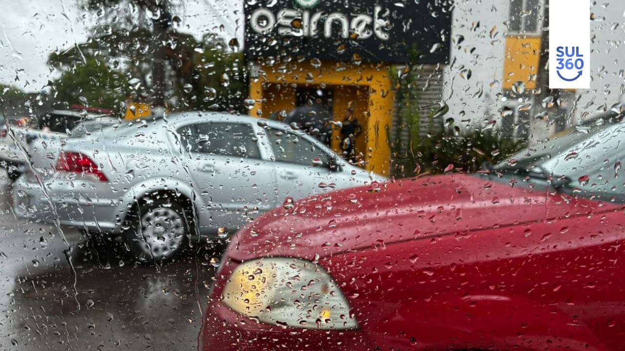 Carro sobe em calçada após colisão em cruzamento no Centro de Camaquã