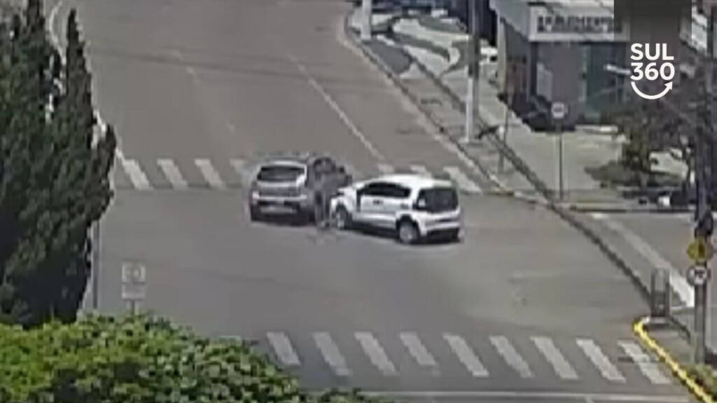 Câmera flagra acidente entre dois carros no Centro de Camaquã