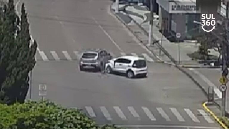 Câmera flagra acidente entre dois carros no Centro de Camaquã
