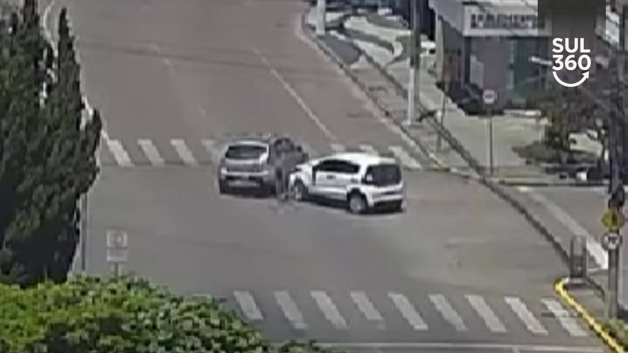 Câmera flagra acidente entre dois carros no Centro de Camaquã