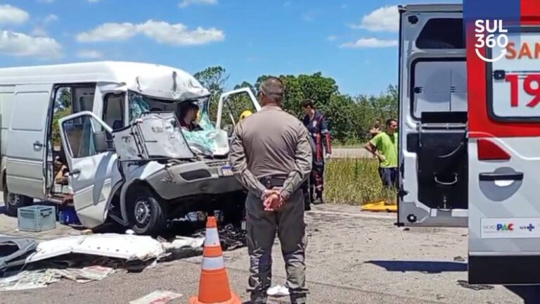 Colisão na BR-116 deixa uma pessoa presa às ferragens perto da ponte do Arroio Velhaco