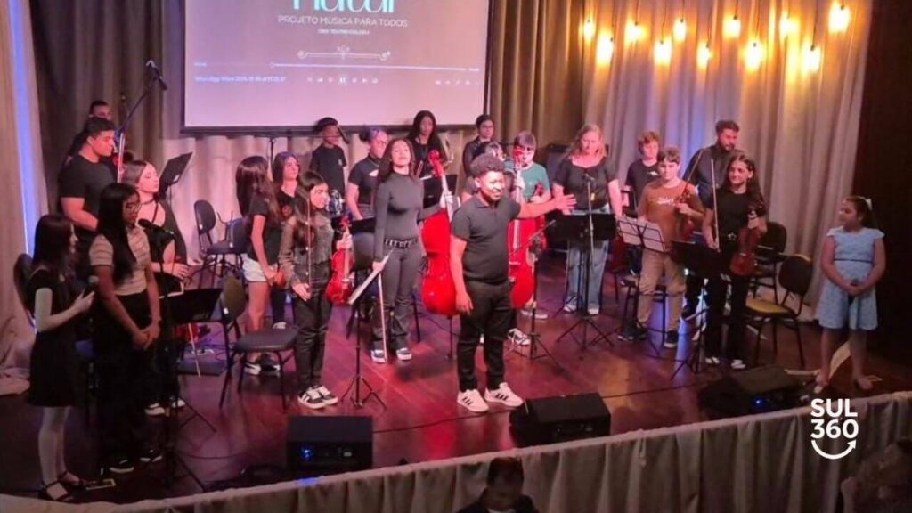 Projeto Música para Todos realiza apresentação de Natal no Cine Teatro Coliseu, em Camaquã