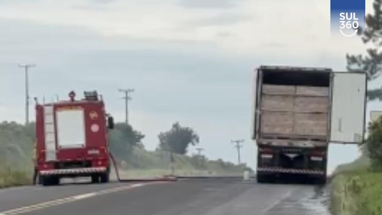 Carreta pega fogo e causa congestionamento na BR-116, próximo a Guaíba