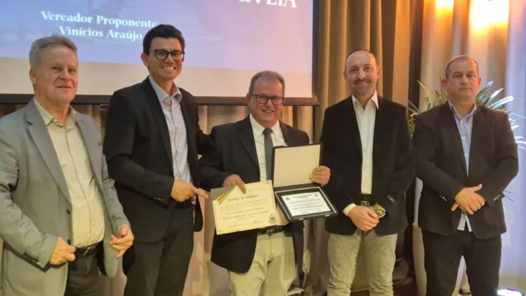 Hélinho do Banrisul recebe Título de Cidadão Camaquense Honorário