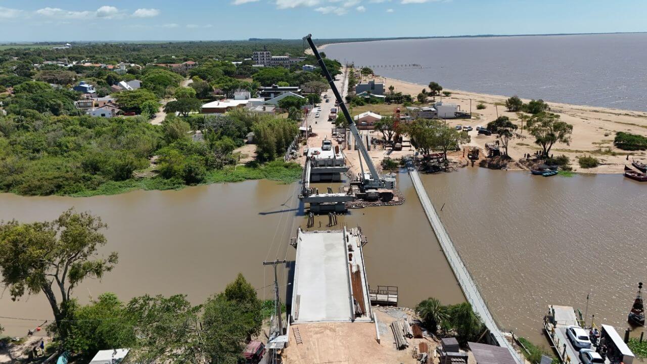 Içamento das vigas centrais da nova Ponte João Goulart marca avanço decisivo na obra em Arambaré