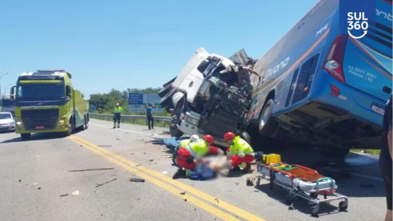 Grave acidente entre ônibus e caminhão deixa feridos na BR-116, em Pelotas