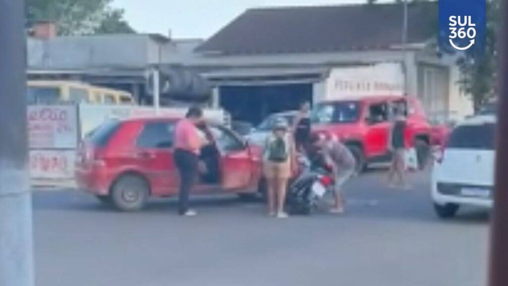 Acidente de trânsito envolve carro e motocicleta em Camaquã