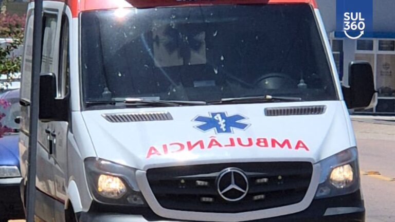 Ambulância atende acidente de trânsito.