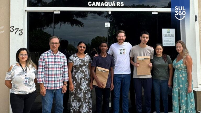 Dois assistidos da APAE Camaquã assinam contrato de trabalho com o Grupo Lins Ferrão