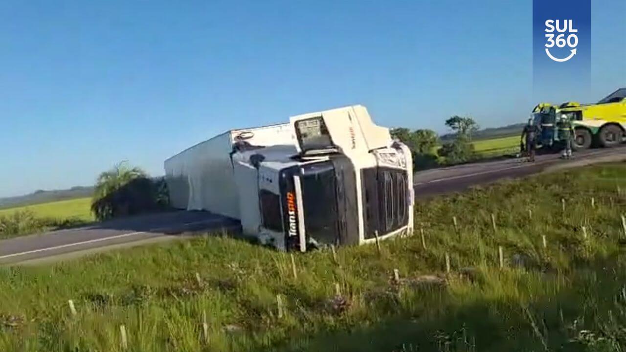 Carreta tomba e causa lentidão no trânsito da BR-116 entre Pelotas e Turuçu