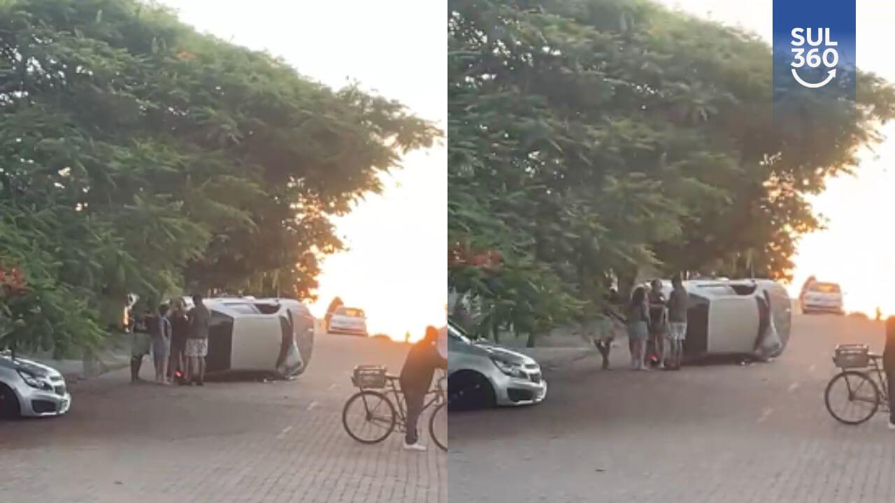 Carro capota após colisão no bairro Jardim, em Camaquã