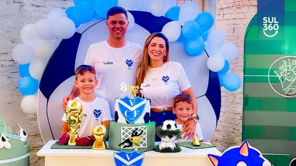 Dupla de meninos realiza festa de aniversário com o tema "Vélez Camaquã"