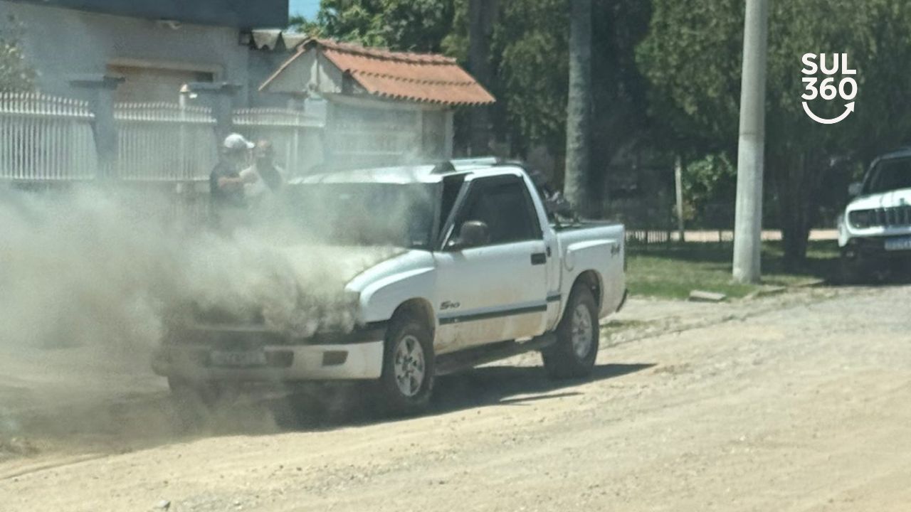 Populares controlam fogo em camionete no bairro Olaria, em Camaquã