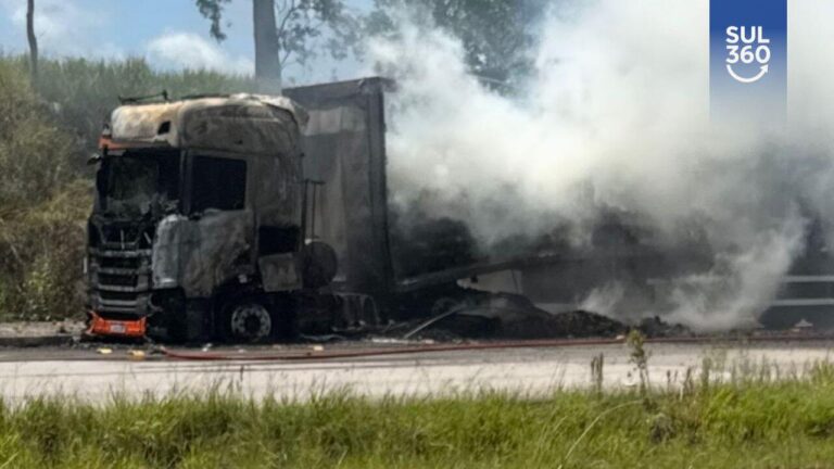 Incêndio destrói carreta na BR-116, em Tapes; veja o vídeo