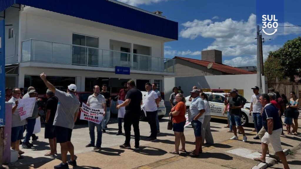 Moradores de Amaral Ferrador realizam protesto e cobram melhorias da CEEE Equatorial