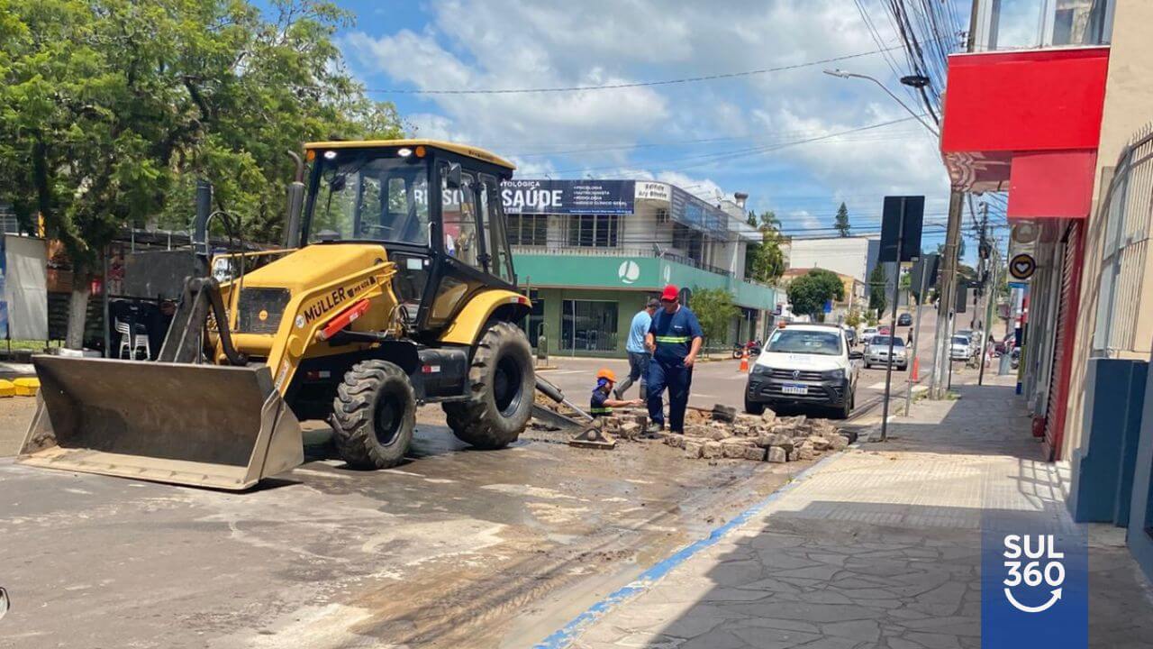 Rua do Centro de Camaquã é interrompida para manutenção da Corsan