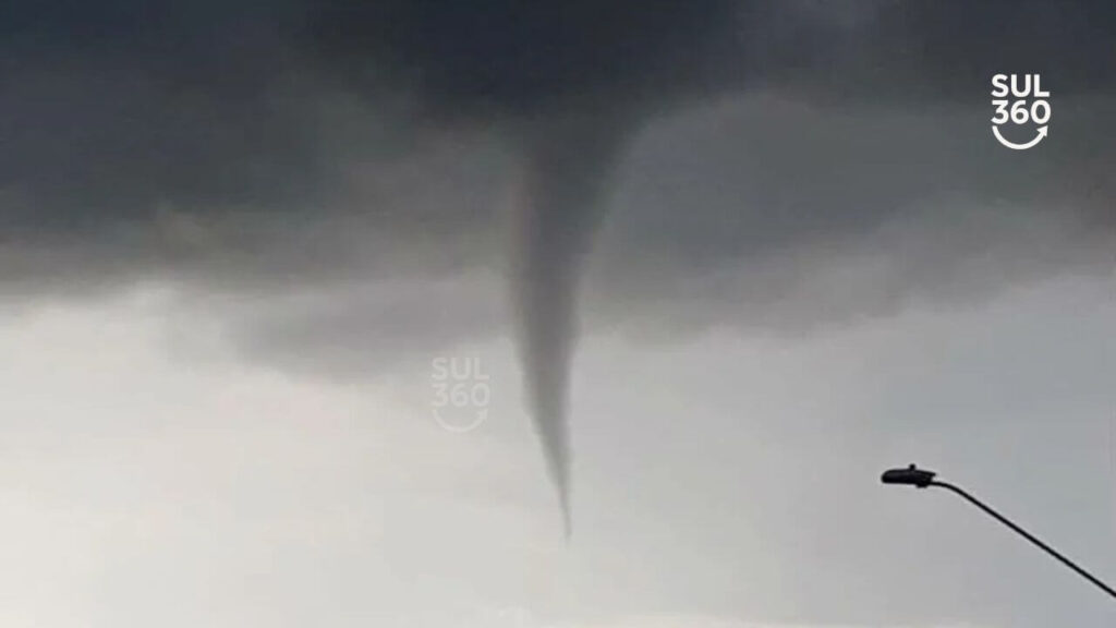 Internautas registram formação de nuvem funil em Camaquã