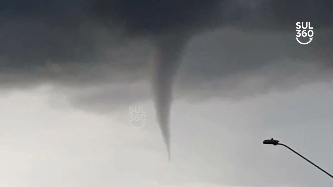 Internautas registram formação de nuvem funil em Camaquã