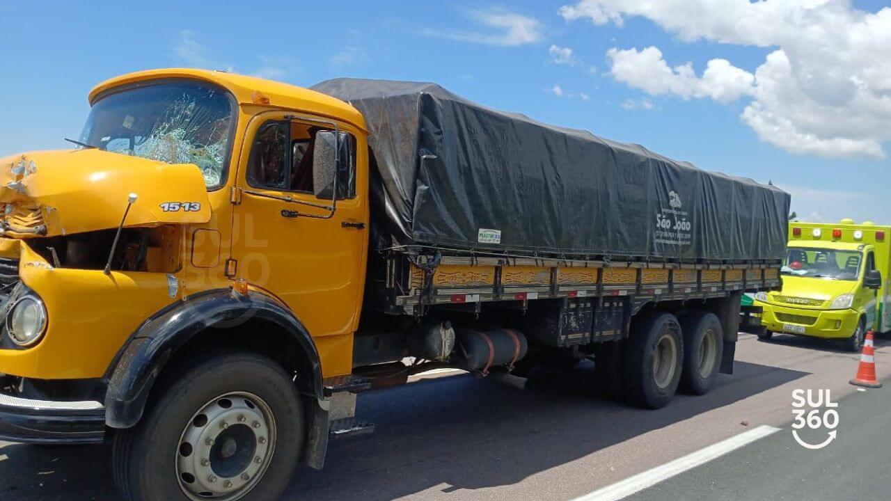 Acidente envolve dois caminhões na BR-116, em São Lourenço do Sul