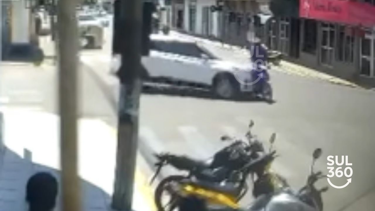 Acidente deixa motociclista ferido no Centro de Camaquã