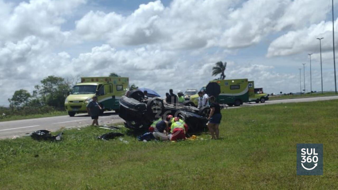 Criança morre e quatro pessoas ficam feridas em capotamento na BR-116, em Pelotas