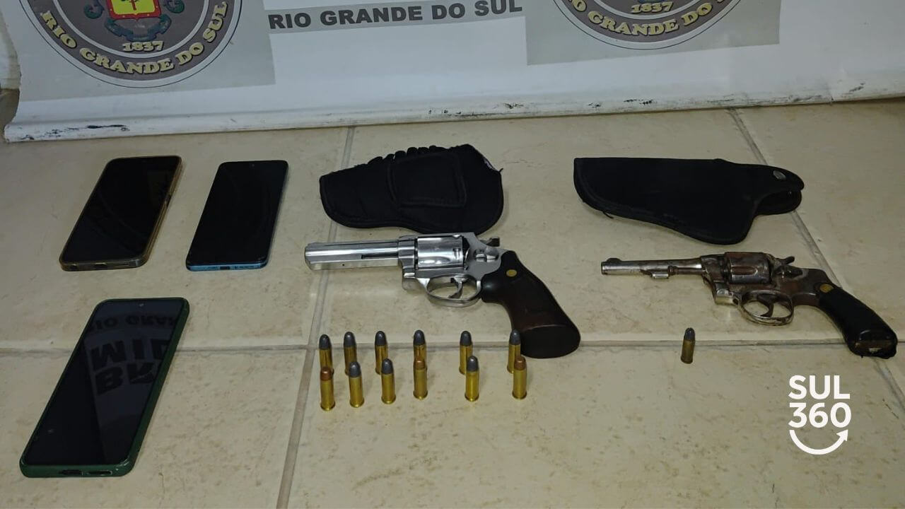 Jovem e adolescente são flagrados com armas de fogo no interior de Dom Feliciano