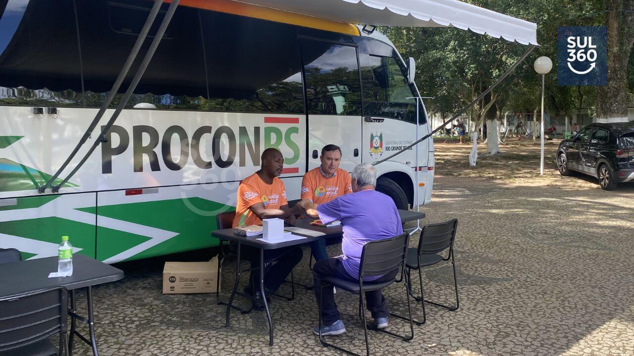 Procon/RS e Ouvidoria realizam ação de orientação no Centro de Camaquã