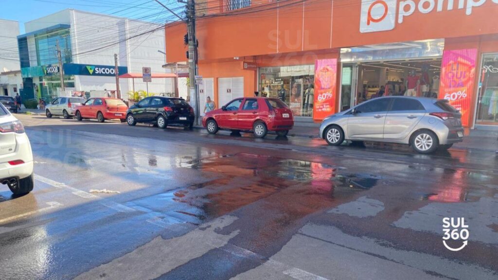 vazamento-de-agua-no-centro-de-camaqua-1024x576 Vazamento de água se espalha por quadra inteira no Centro de Camaquã