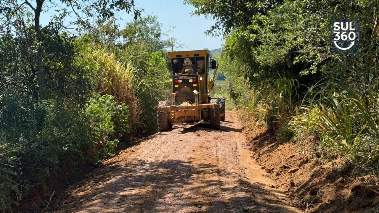 Prefeitura de Camaquã realiza patrolamento e cascalhamento na Servidão do Chaparral na região do Bonito