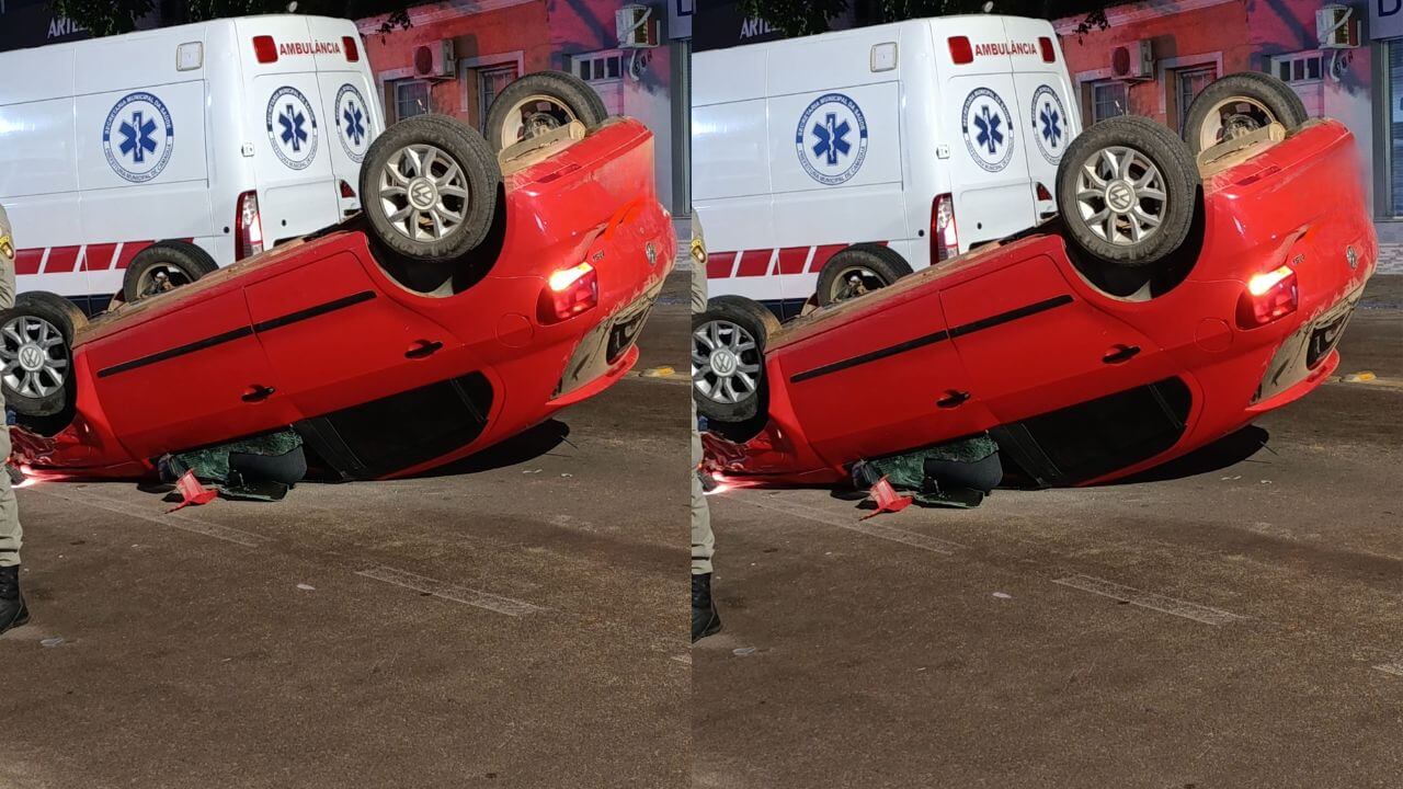 Carro capota após colidir em veículo estacionado no Centro de Camaquã