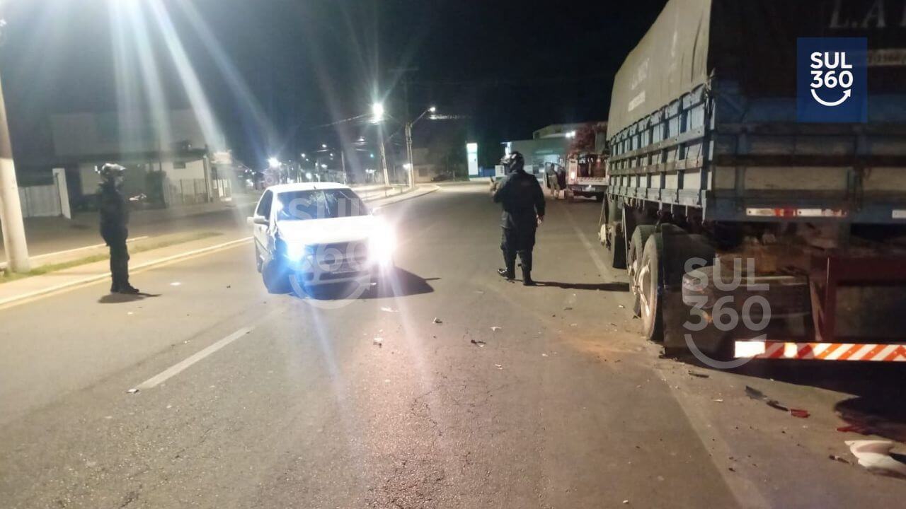 Motorista colide em caminhão parado e abandona veículo em Camaquã