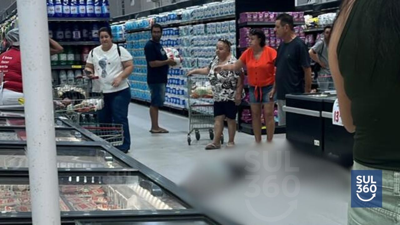 Mulher sofre convulsão dentro supermercado em Camaquã
