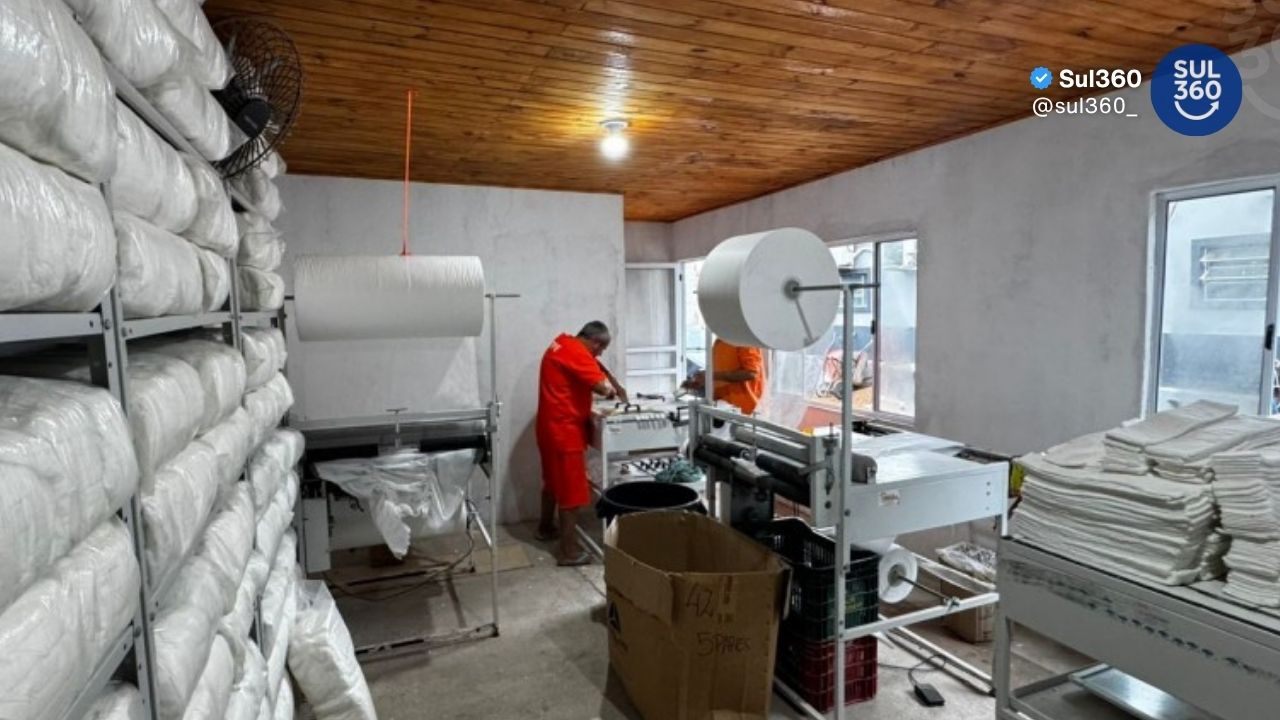 Fábrica em presídio de Jaguarão produz fraldas e absorventes e abastece rede pública em Jaguarão