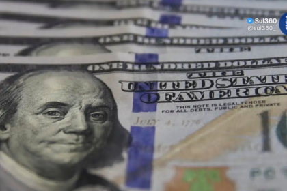 Dólar fecha abaixo de R$ 5 pela primeira vez em mais de dois anos