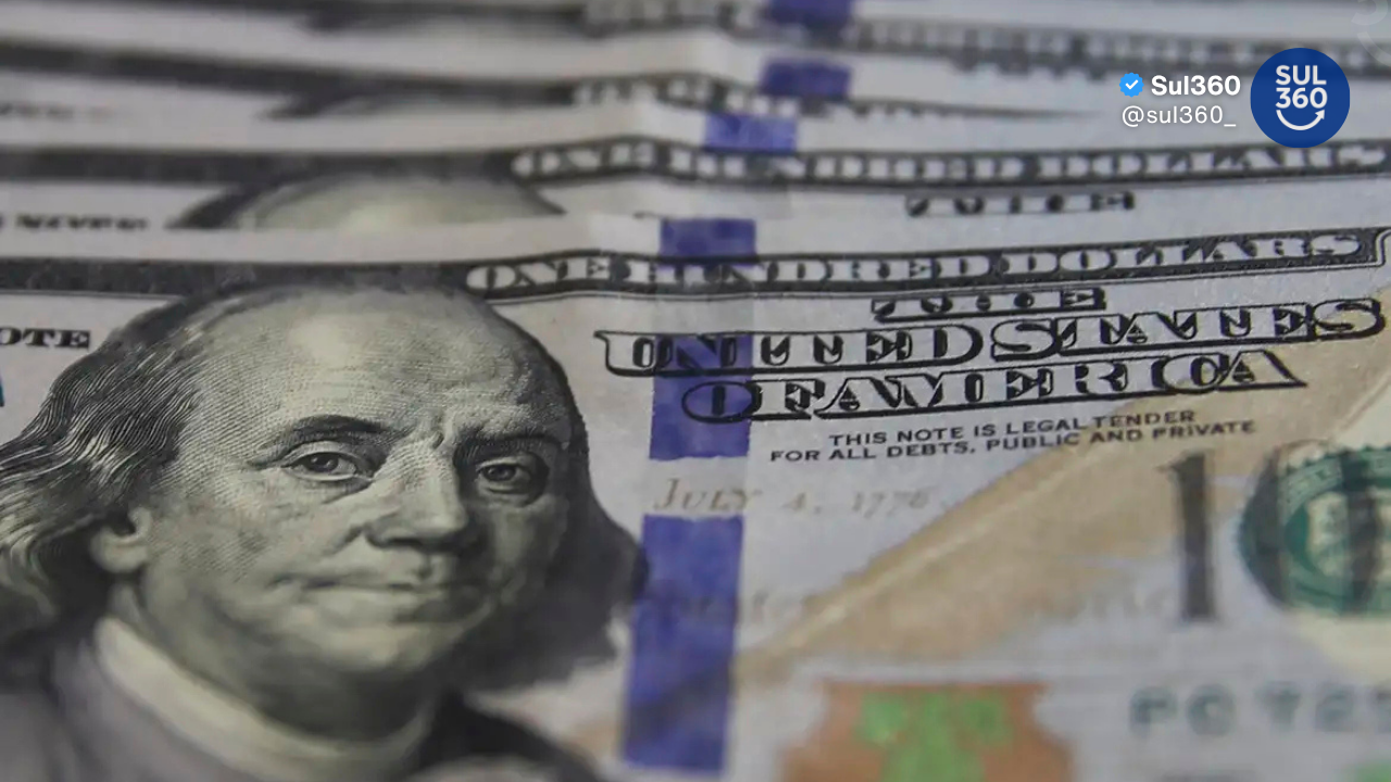 Dólar fecha abaixo de R$ 5 pela primeira vez em mais de dois anos