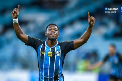 Grêmio vence o Deportivo Riestra com gol de Amuzu e encerra jejum de vitórias