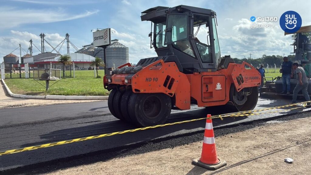 Pavimentação na Avenida Dorval Ribeiro no Distrito Industrial avança em mais um trecho