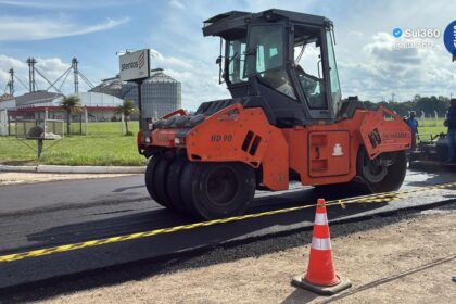 Pavimentação na Avenida Dorval Ribeiro no Distrito Industrial avança em mais um trecho