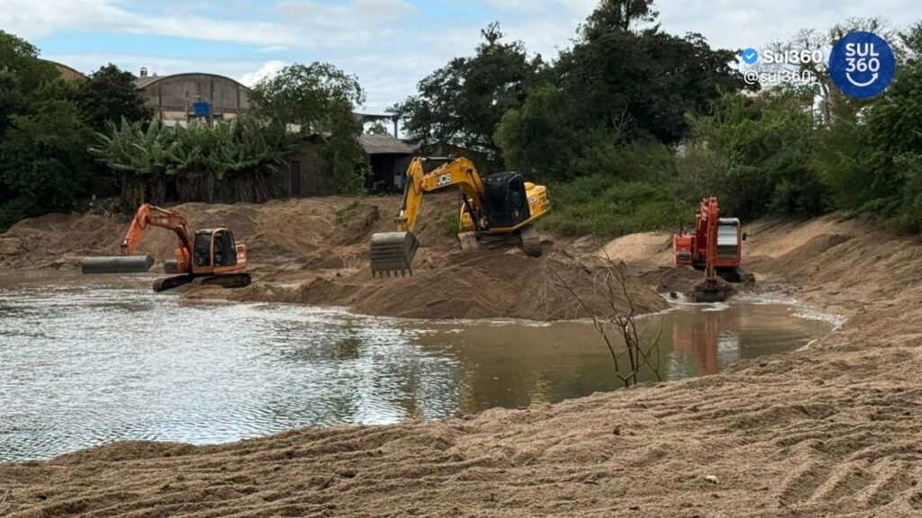 Prefeitura realiza desassoreamento do Arroio Duro em parceria com a AUD para prevenir alagamentos