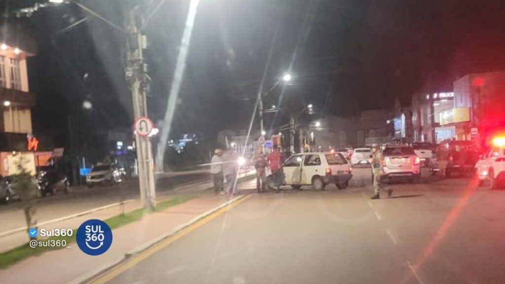 Acidente entre carro e moto deixa uma pesso ferida em avenida de Camaquã