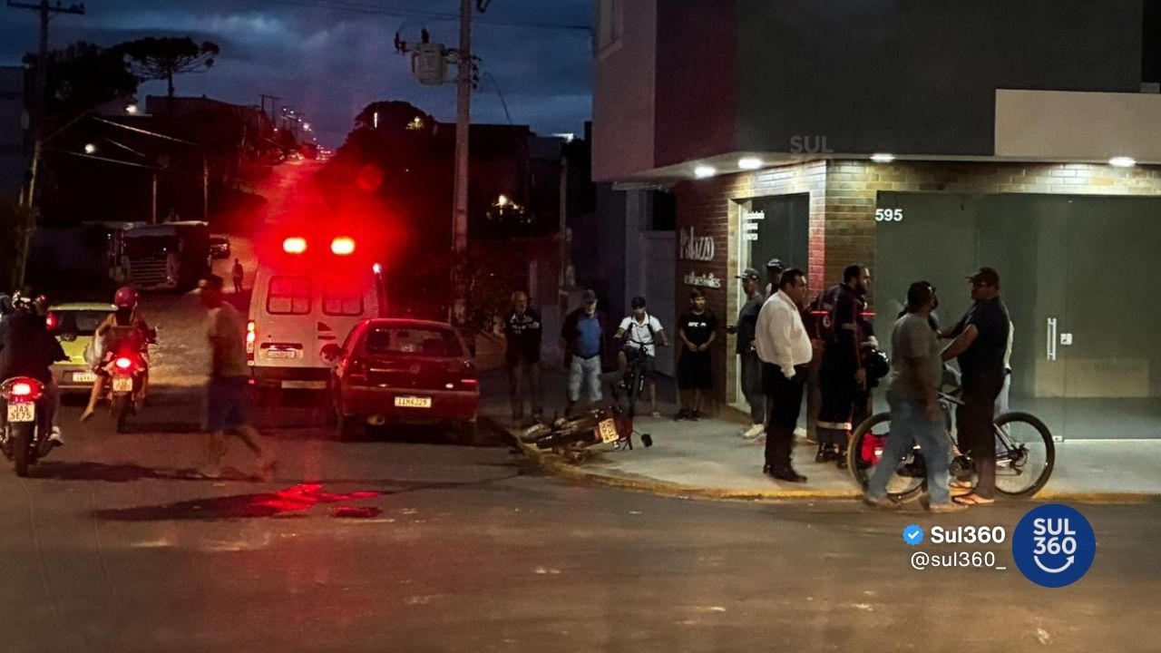 Acidente entre moto e carro deixa ferido em cruzamento de Camaquã