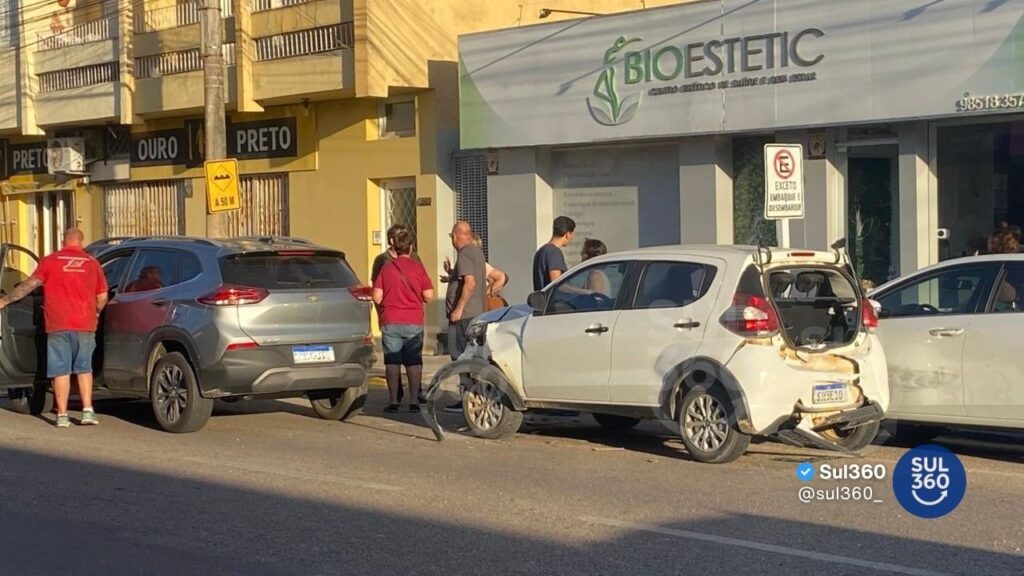 Acidente envolve três veículos no Centro de Camaquã