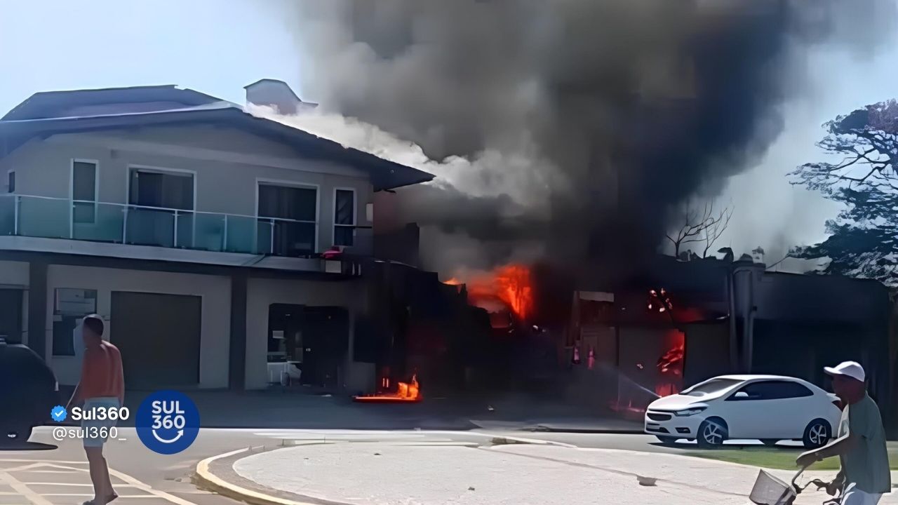 Avião cai sobre área residencial de Capão da Canoa e deixa pelo menos uma morte