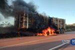 Caminhão lenheiro pega fogo na BR-290, em Rio Pardo