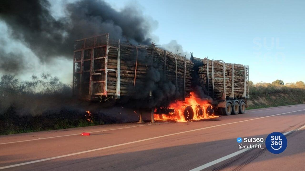 Caminhão lenheiro pega fogo na BR-290, em Rio Pardo