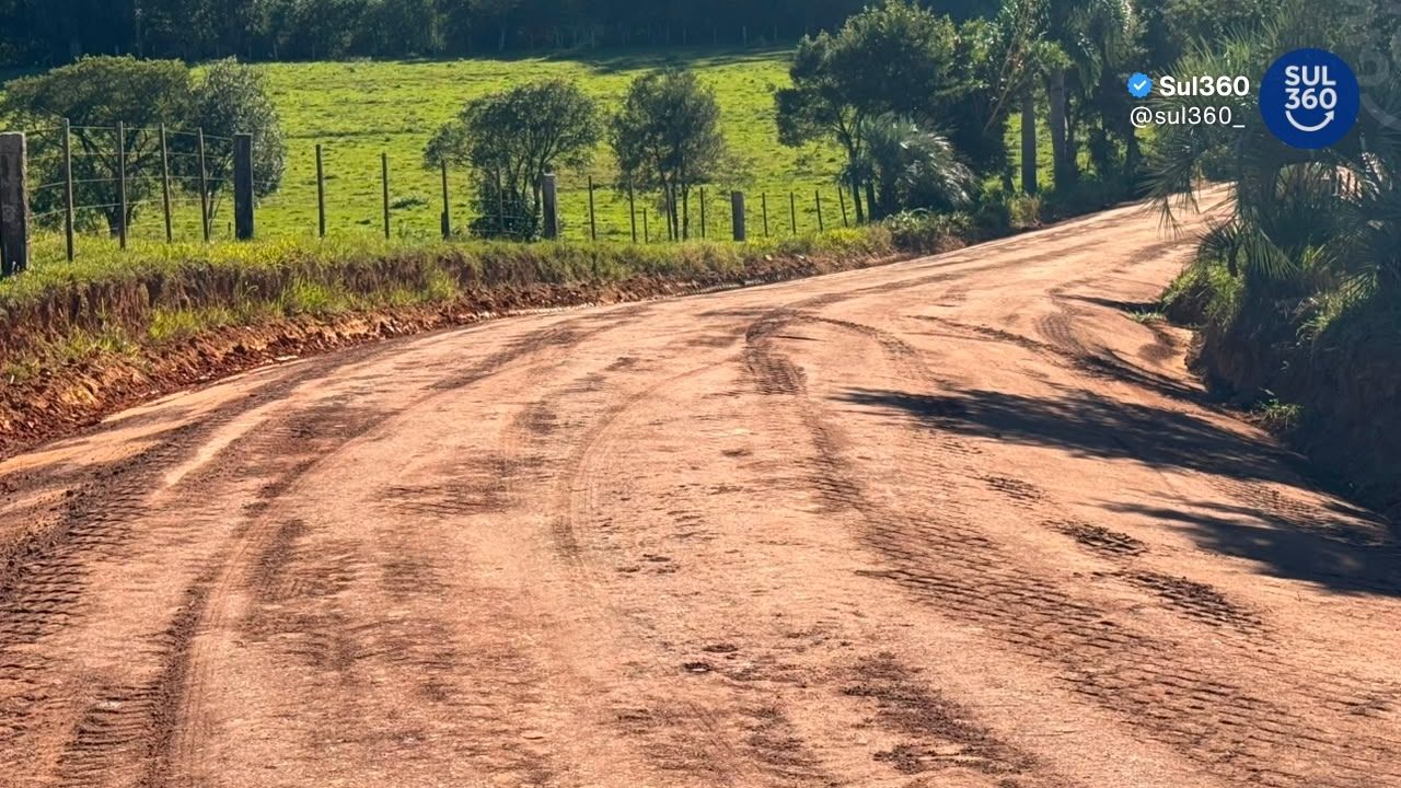 Prefeitura realiza encascalhamento na região da Bandeirinha em Camaquã