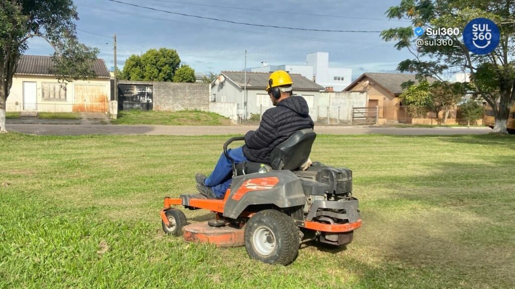 Prefeitura realiza ações de limpeza e manutenção em praças de Camaquã