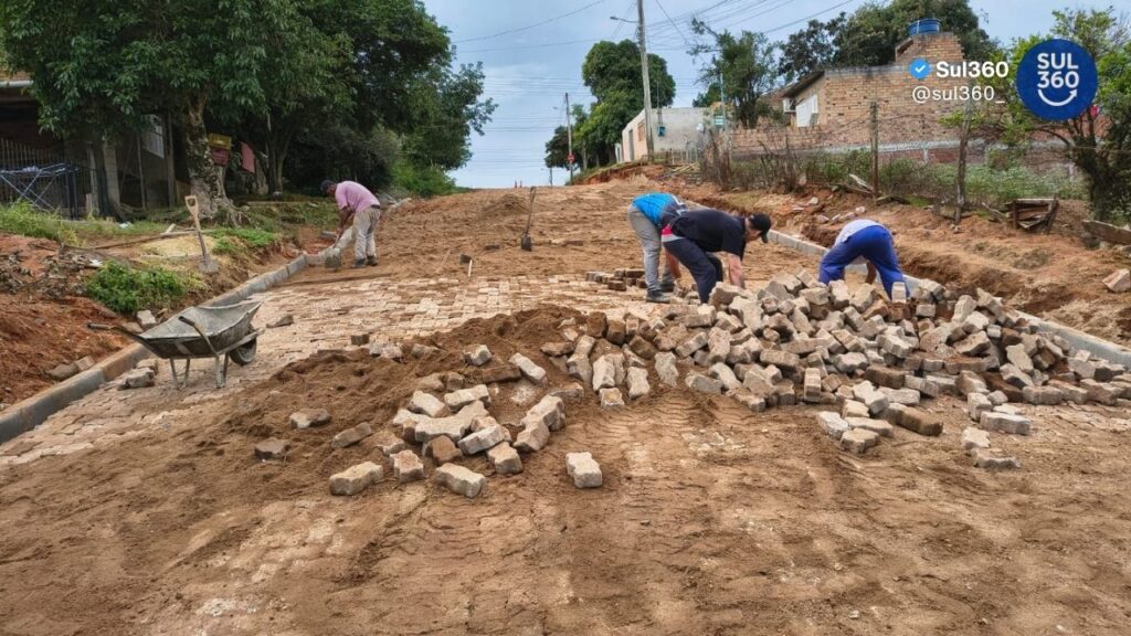 Obras de calçamento avançam na Rua Sergipe no bairro Santa Marta