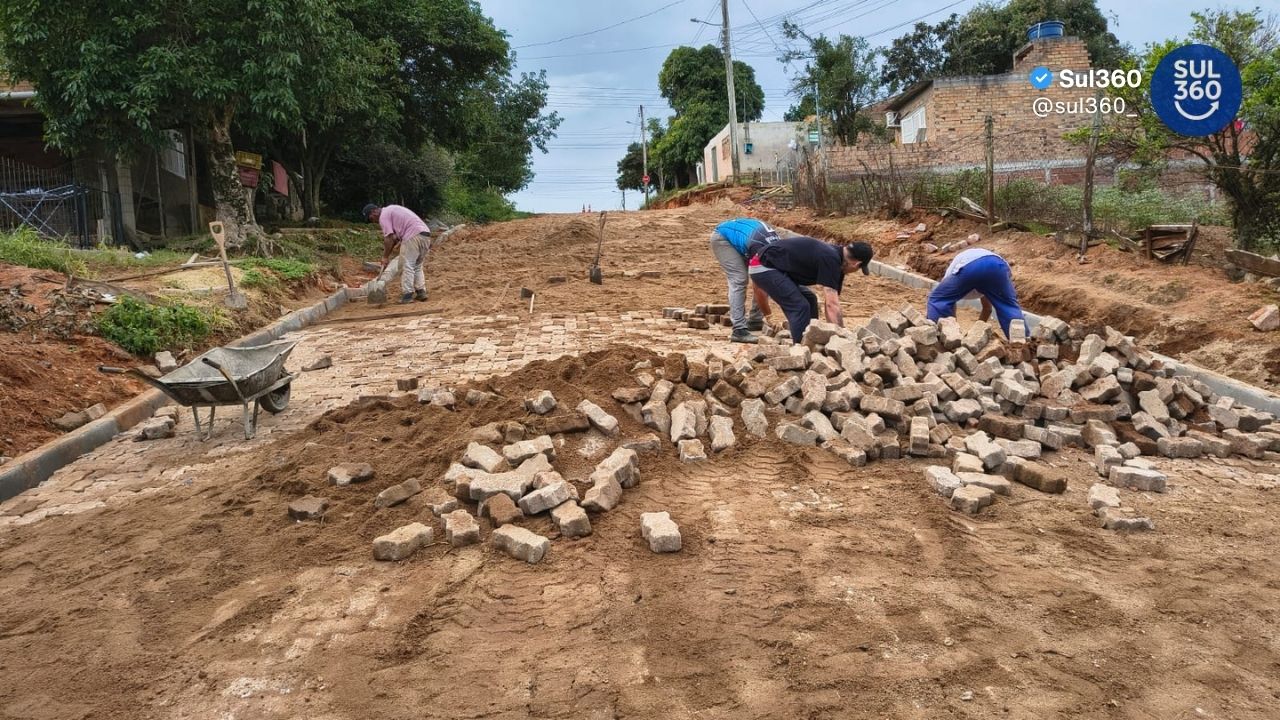 Obras de calçamento avançam na Rua Sergipe no bairro Santa Marta