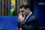 Flávio Bolsonaro admite cobrança a Vorcaro, mas nega crime